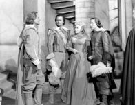 Die drei Musketiere – Athos (Van Helfin, li.), Pathos (Gig Young, 2.v.l.) und DArtagnan (Gene Kelly, re.) haben Lady de Winter (Lana Turner) gefangen genommen, um sie für ihre Taten büßen zu lassen.