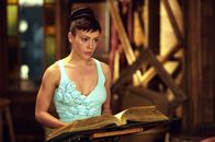 Charmed - Zauberhafte Hexen – Phoebe (Alyssa Milano) schafft es mittels eines "Finde eine verlorene Liebe"-Zauberspruchs zu Cole. Er bitte Phoebe, das Gremoir zu beschaffen und den dort beinhalteten Auferstehungs-Zauberspruch für ihn zu benutzen.
