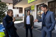 Die Rosenheim-Cops – Vor der OBB-Bank besprechen Polizeihauptmeister Mohr (Max Müller, l.), Kommissar Kaya (Baran Hêvî, M.) und Kommissar Hansen (Igor Jeftić, r.) die aktuellen Ermittlungsergebnisse im Mordfall des Bank-Filialleiters Dr. Aumüller.