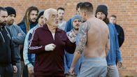 Alte Bande – Boxer (Mario Adorf, m) ist der König der Justizvollzugsanstalt. Nichts läuft ohne ihn, und wenn es sein muss, schlägt er auch schon mal einen deutlich jüngeren Mitinsassen K.O.
