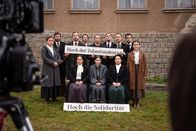 Deutschland in ... – Im Juli 1903 beschließt die Textilarbeitergewerkschaft in Crimmitschau, ein halbes Dutzend Fabriken zu bestreiken. Ihr Aufstand wird deutschlandweit zum Symbol einer solidarischen Arbeiterklasse. (Spielszene)