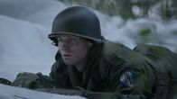 Hitlers letzter Widerstand – REENACTMENT - Private First Class Melvin Biddle kriecht durch den Schnee, während über ihm die Kugeln der Feinde fliegen. (Holdout II Productions Inc.)