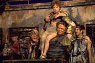Waterworld – Als Piraten die Insel angreifen, flieht Mariner mit der 10jährigen Enola (Tina Majorino, oben), die den Weg nach Dryland auf ihren Rücken mit sich trägt. Bald darauf fällt das Mädchen jedoch in die Hände der Piraten. Mariner nimmt die Verfolgung auf ...