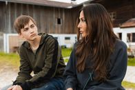 Frühling – Theo Neumeister (Valentin Just) fasst Vertrauen zu Katja Baumann (Simone Thomalla).