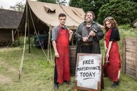 Father Brown – Angus Boyde (Kevin Mains, l.), Titan (Edward Dogliani, 2.v.l.) und Magdalena Stark (Lottie Tolhurst, r.) sind für einen Theaterauftritt zu Gast im Dorf.