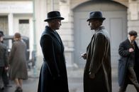 Babylon Berlin – Auf der Suche nach Katelbach statten Regierungsrat Wendt (Benno Fürmann, li.) und Gereon Rath (Volker Bruch) Elisabeth Behnke einen Besuch ab