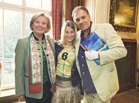 Das Traumhotel – 04.04) um 10:30 Uhr im Ersten. Dorothea von Siethoff (Ruth Maria Kubitschek), Besitzerin einer internationalen Kette erlesener Hotels, hat wieder einen Spezialauftrag für ihren Neffen Markus König (Christian Kohlund). Seine Tochter Leonie (Miriam Morgenstern, Mitte) spielt dabei eine Rolle.