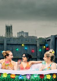 Hullraisers – Toni (Leah Brotherhead, l.), Rana (Taj Atwal, M.) und Paula (Sinead Matthews, r.) genießen eine Auszeit in ihrem eigenen kleinen Paradies. Doch das tägliche Chaos lässt nicht lange auf sich warten.