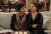 Last Man Standing – Terrance (Shane Coffey, l.) ist Mandys (Molly Ephraim, r.) neuer Freund und überzeugter Tierschützer. Beim ersten Besuch bei den Baxters macht er sich nicht gerade beliebt bei Mike und Vanessa.
