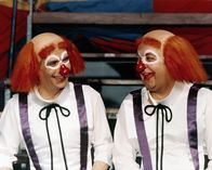 Brust oder Keule – Führen ein Doppelleben, nicht ahnend, dass sie schon bald auffliegen werden: Charles (Louis de Funès, l.) und sein Sohn Gérard (Coluche, r.) ...