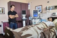 Hawaii Five-0 – Muss einen Komapatienten, der in seinem letzten Fall im Hawaiian Police Department als Kronzeuge ausgesagt hat, beschützen: Danny (Scott Caan, l.). Doch das ist leichter gesagt als getan ...