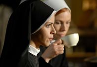 Um Himmels Willen – 15 Uhr im Ersten. Schwester Gina (Donia Ben-Jemia, l.) muss sich etwas einfallen lassen: Ihr Vater kann nicht ewig im Kloster bleiben. Im HG Schwester Jenny (Antje Mönning).