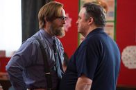 Anna und die Apokalypse – Der herrschsüchtige Direktor Savage (Paul Kaye, l.) drangsaliert Annas Vater Tony (Mark Benton, r.) fast ständig.