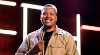 Comedy Clash – Der Emdener Assane (Foto) verrät, was er bei der letzten Familienfeier Schockierendes erfahren hat. Der Hamburger Hinnerk Köhn kontert mit Verschwörungstheorien und die Kölnerin Negah Amiri versucht das Publikum mit ihrer Liebe zu deutschen Männern zu überzeugen.