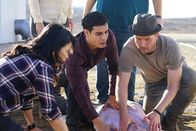 Scorpion – Als Cabe durch eine Explosion schwer verletzt wird, müssen Happy (Jadyn Wong, l.), Walter (Elyes Gabel, M.), Toby (Eddie Kaye Thomas, r.) und der Rest des Teams einen Weg finden, die tödlichen Blutungen in Cabes Bauchraum zu stoppen und das mitten im Nirgendwo ...