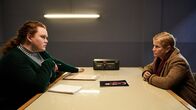 Wild Bill – Muriel (Bronwyn James, l.) verhört die Farmerin Audrey Merrick (Lisa Palfrey, r.).