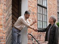 Kommissar Wallander – Kommissar Wallander (Kenneth Branagh, re.) macht die Bekanntschaft des vermeintlichen Menschenfreundes Alfred Harderberg (Rupert Graves).