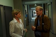 SOKO Stuttgart – Soko-Teamleiterin Martina Seiffert (Astrid M. Fünderich, l.) unterhält sich mit ihrem Chef, Kriminaldirektor Michael Kaiser (Karl Kranzkowski, r.). Sie wirkt misstrauisch, weil er auf eigene Faust ermittelt.