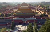 5 Elemente der Unendlichkeit – In Peking liegt der Kaiserpalast, die "Verbotene Stadt". Die Farbe Gelb war einst der kaiserlichen Familie vorbehalten, sie dominiert hier die Dächer.