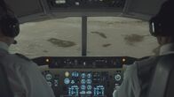 Mayday - Alarm im Cockpit – REENACTMENT - Die Piloten von Atlas Air Flug 3591 kämpfen verzweifelt darum, ihr Flugzeug zu bergen, während es auf das sumpfige Wasser der Trinity Bay in der Nähe von Houston, Texas, stürzt. (Cineflix 2022)