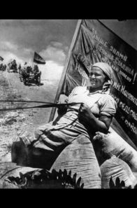 Das Rote Imperium – Propaganda-Plakat für die Arbeit in staatlichen Großbetrieben im Rahmen der von Stalin geforderten Kollektivierung der Landwirtschaft