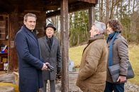 Sturm der Liebe – Können Christoph (Dieter Bach, l.) und Werner (Dirk Galuba, M.) KHK Meyser (Christoph Krix, r.) von ihrem Plan überzeugen (mit Komparse)?