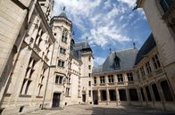 Stadt Land Kunst – In Bourges findet man Jacques Cur in Stein gemeißelt.