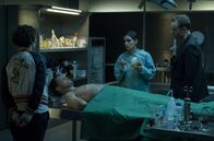 Tatort – Auch in der Rechtsmedizin erörtern Rubin (Meret Becker) und Karow (Mark Waschke) mit Nasrin Reza (Maryam Zaree) die Frage,ob ein Roboter töten kann.