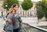 LOL – Unzertrennliche Freunde: Lola (Miley Cyrus, l.) und Kyle (Douglas Booth, r.) wollen in Paris ihre Beziehung vertiefen ...
