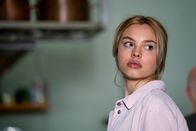 Jenseits der Spree – Carlotta (Lea Zoë Voss), die älteste von Roberts Töchtern, bemerkt, dass ihr Vater etwas vor ihr und ihren Schwestern verheimlicht.