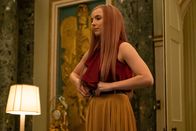 Killing Eve – Beeindruckt vom Luxus, der ihr geboten wird, genießt Villanelle (Jodie Comer) scheinbar ihre Zeit in Rom. Doch sie spielt ein doppeltes Spiel.