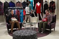 The Big Bang Theory – Sprechen darüber, welche Kompromisse sie in ihrem Wohnalltag immer wieder eingehen und Leonard (Johnny Galecki, r.) handelt mit Sheldon (Jim Parsons, l.) aus, dass er eine Nacht in der Woche bei Penny übernachten darf ...