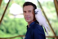 Sternstunden der Evolution – Dirk Steffens dreht für "Terra X-Sternstunden der Evolution" auf Bali mit einem Kakadu.