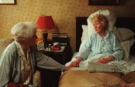 Inspector Barnaby – Alice Bly (Phyllis Calvert, l.) tröstet die todkranke Celia Armstrong (Gudrun Ure, r.) .