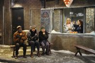 2 Broke Girls – Stärkung muss sein: Earl (Garrett Morris, l.), Oleg (Jonathan Kite, 2.v.l.), Han (Matthew Moy, M.), Caroline (Beth Behrs, 2.v.r.) und Max (Kat Dennings, r.) ...