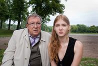 Polizeiruf 110 – Nele (Isolda Dychauk, r.) erzählt Schmücke (Jaecki Schwarz, l.) von den Problemen mit Oleg.