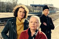 Tatort – Lena Odenthal (Ulrike Folkerts, l.), Johanna Stern (Lisa Bitter, r.) mit Nikola Odenthal (Ursula Werner, m.), zu Besuch in Ludwigshafen und stark an dem neuesten Fall der beiden Kommissarinnen interessiert ist.