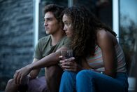 Surviving Summer – Die Beziehung von Marlon (Joao Marinho, l.) und seiner Freundin Bodhi (Savannah La Rain, r.) ist an einem schwierigen Punkt angelangt.