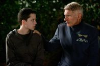 Ender's Game – Schon bald erkennt Colonel Hyrum Graff (Harrison Ford, r.), dass in den Händen des jungen Andrew Ender Wiggin (Asa Butterfield, l.) das Überleben der Menschheit liegt. Nur dieses Kind ist in der Lage, die kompliziertesten Aufgaben im Kampfsimulator mit strategischem Geschick zu meistern. Doch wird der ruhige Junge auch in der alles entscheidenden Schlacht die Nerven behalten?