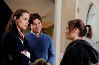 Juno – Das Ehepaar Vanessa (Jennifer Garner, l.) und Mark Loring (Jason Bateman) ist wohlhabend und versucht bereits seit fünf Jahren ein Baby zu bekommen. Werden sie das Kind von Juno (Elliot Page) adoptieren?