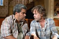 Shameless – Mikey O (Luis Guzman) und Frank Gallagher (William H. Macy)