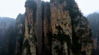 Hightech-Wunder der Geschichte – Spektakuläre Aussichten: Der "Bailong Elevator" im Zhangjiajie-Nationalpark ist der höchste Außenaufzug der Welt.