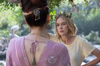 The Mallorca Files – Miranda (Elen Rhys, r.) trifft auf Diana (Leonor Watling, l.), die "Mutter" der Frauen auf der Insel, und wird in die geheimnisvollen Regeln dieses abgeschiedenen Ortes eingeweiht.