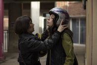 Simple – Nati (Anna Castillo, r.) beschließt, dem Tanzen eine zweite Chance zu geben, und begibt sich mit Laia Buedo (Bruna Cusí, l.) zum Tanzkurs.