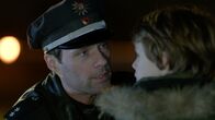 Notruf Hafenkante – Mattes (Matthias Schloo, l.) hat den kleinen Ausreißer (Bruno Thiel, r.) wiedergefunden und verspricht ihm, dass alles gut werden wird.