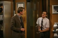 How I Met Your Mother – Barney (Neil Patrick Harris, l.) sucht nach einem neuen Bro, da Ted ihm die Freundschaft gekündigt hatte. Der einzige, der dafür allerdings in Frage kommt, ist Randy (Will Forte, r.) ...
