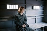 Babylon Berlin – ab 9. Oktober 2020, 20:15 Uhr online first in der ARD Mediathek Greta (Leonie Benesch) wird zur Gerichtsverhandlung gebracht