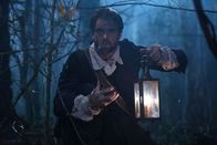 Salem – Bei seiner Suche nach dem Ort des Seuchenausbruchs wagt sich Dr. Samuel Wainwright (Stuart Townsend) tief in die dunklen Wälder vor. Auf was oder wen wird er dort treffen?