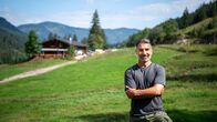Berghütten mit Marcus Fahn – Marcus Fahn, im Hintergrund die Oswaldhütte.