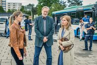 SOKO München – Resi Schwaiger (Mersiha Husagic, l.) und Arthur Bauer (Gerd Silberbauer, M.) sprechen mit Monika Westhoff (Bojana Golenac, r.).